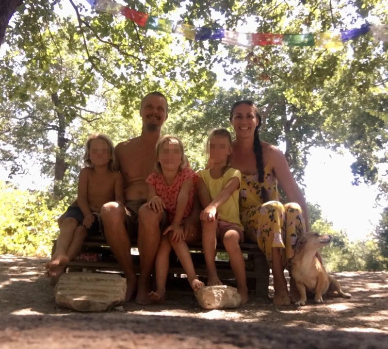 Sebuah keluarga beranggotakan lima orang tinggal di luar jaringan listrik di sebuah kabin terpencil di Italia tengah. Kemudian pengadilan melakukan intervensi | berita