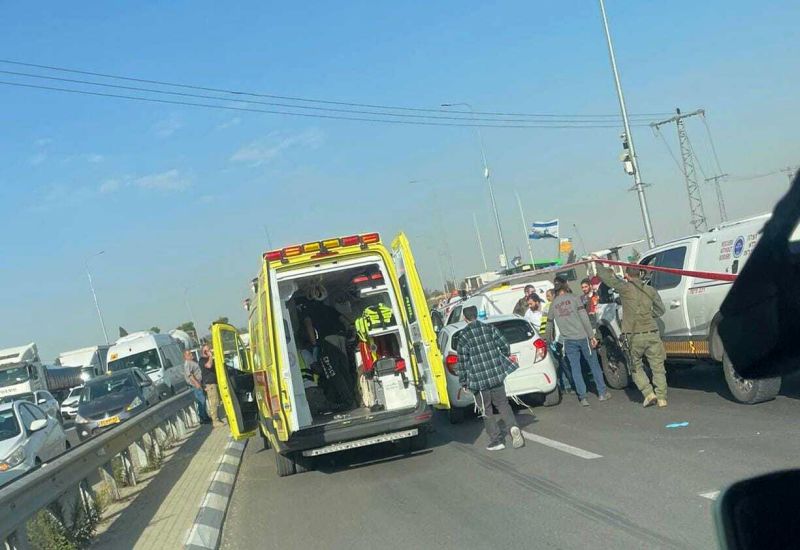 Serangan di persimpangan Tepi Barat: Setidaknya satu tewas dan tiga lainnya terluka setelah serangan mobil ditabrak dan ditusuk di Gush Etzion | berita