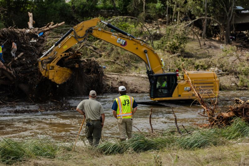 Sheriff dan Otoritas Kerr County belum menjelaskan siapa yang melakukan apa yang selama jam -jam awal yang sangat penting dari banjir Texas | berita