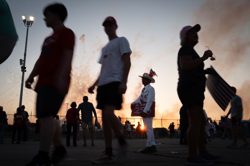 Siapa yang menyukai Trump? Tampaknya lebih sedikit orang dari sebelumnya | Politik berita