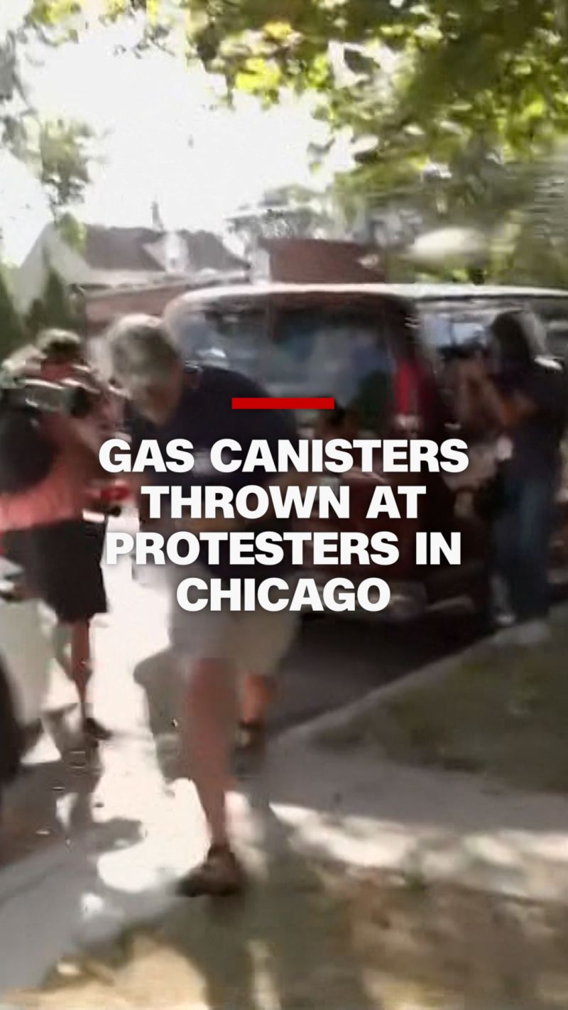 Tabung gas dilemparkan ke pengunjuk rasa di Chicago | berita