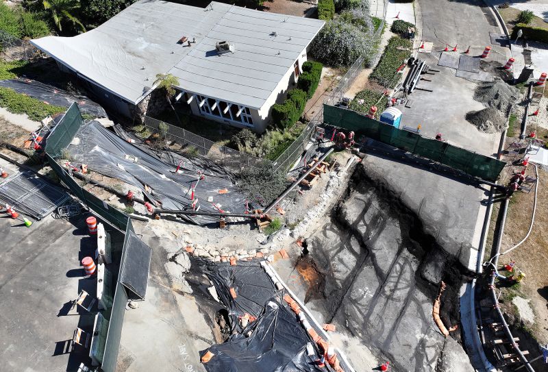 Tanah longsor menghancurkan rumah-rumah bernilai jutaan dolar di California, dan kondisinya semakin parah | berita
