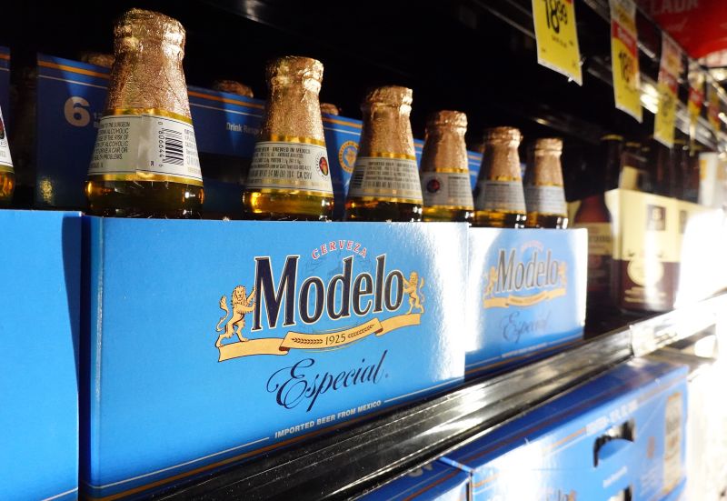 Tarif Trump dapat menaikkan harga bir (dan tequila) favorit Anda | Bisnis berita
