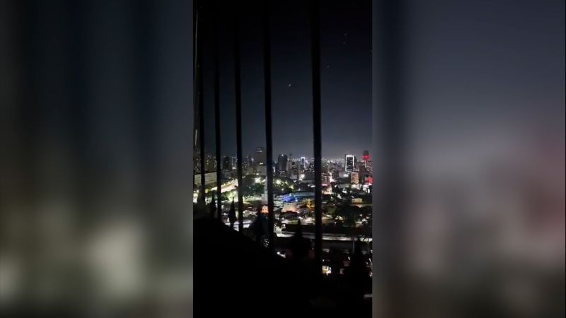 Tembakan dan tembakan antipesawat terlihat semalaman di Caracas | berita