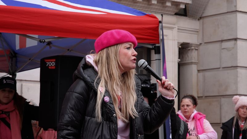 Temui Pink Ladies, wajah baru dalam gerakan anti-imigrasi Inggris | berita