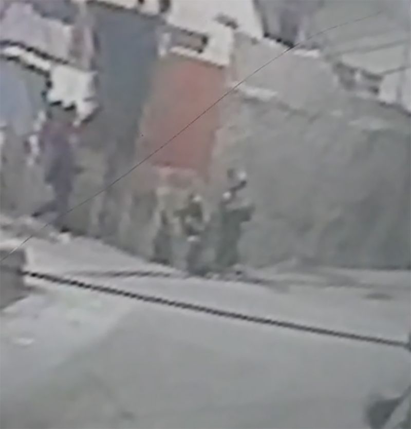 Tentara Israel menembak dan membunuh seorang remaja Tepi Barat yang mereka katakan telah melemparkan �blok.� Video menunjukkan mereka menembaknya dari jarak dekat | berita