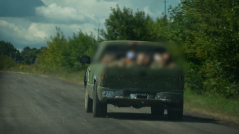 Truk Ukraina terlihat mengangkut tentara yang matanya ditutup | berita