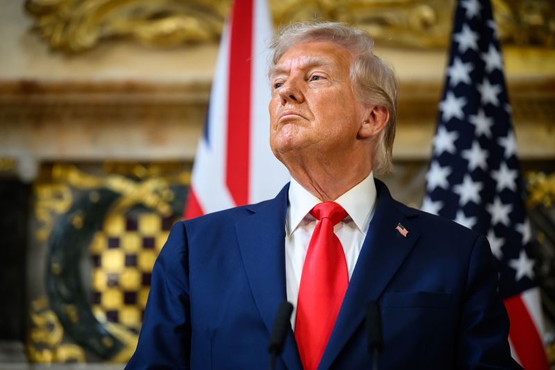 Trump membebankan biaya $ 100 ribu pada visa H-1B dalam aksi imigrasi baru | Politik berita