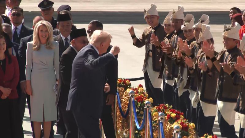 Trump menari di karpet merah saat dia tiba di Malaysia | berita