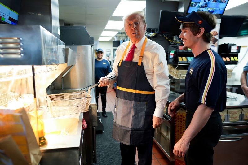 Trump mendorong McDonald's ke arena politik di hari-hari terakhir kampanye | Politik berita