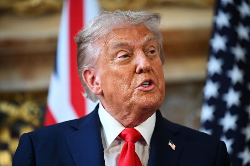Trump mengancam untuk menarik kritik larut malam dari udara | Politik berita