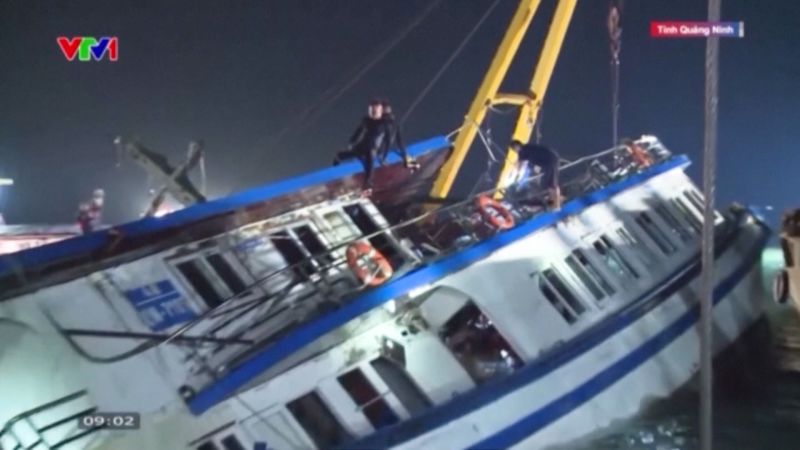 Turis Boat Capsizes di Teluk Halong Vietnam | berita