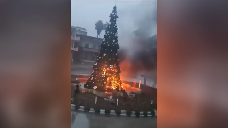 Umat ​​​​Kristen melakukan protes di ibu kota Suriah setelah pembakaran pohon Natal | berita