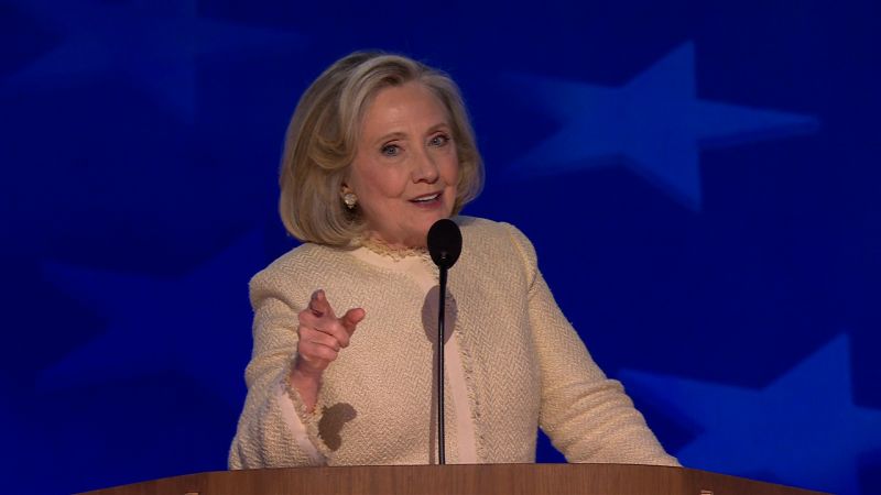 Video: âDia sedang dalam pelarian sekarangâ: Hillary Clinton mengecam Trump saat pidato DNC | Politik berita