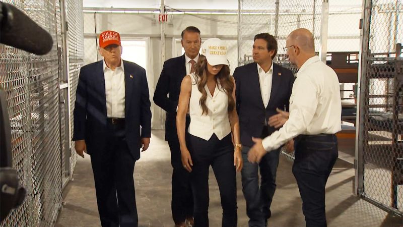 Video: Para pengunjuk rasa berkumpul di sekitar Alligator Alcatrazâ saat Presiden Trump berkunjung | Politik berita