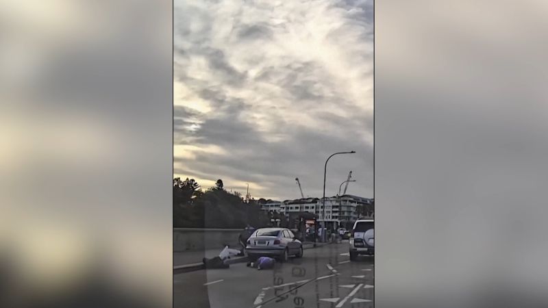 Video: Rekaman baru menunjukkan dimulainya penembakan di Pantai Bondi | berita