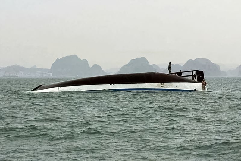 Vietnam: Penyelamat Mencari Korban Setelah Perahu Turis Teluk Halong Capsizes Membunuh Lusinan di Vietnam | berita