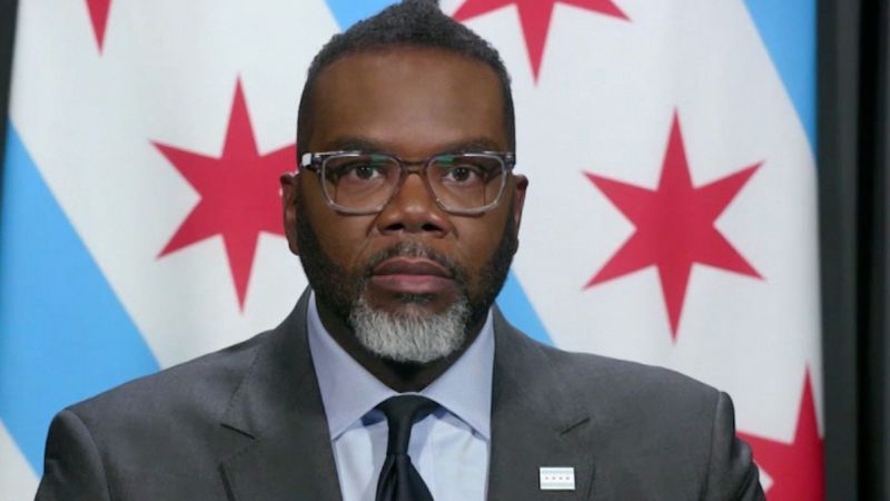 Walikota Chicago menanggapi seruan Trump untuk memenjarakannya | Politik berita