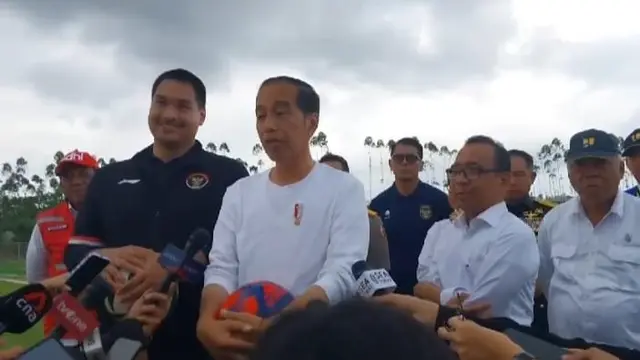 Jokowi Main Bola Jajal Lapangan Latihan Timnas Indonesia di IKN, Menpora Jadi Kiper - Bola berita69.org