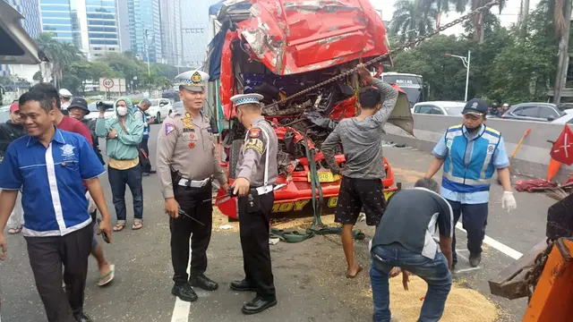 Kecelakaan Truk di Tol Dalam Kota Diduga Akibat Kelebihan Muatan dan Rem Blong - News berita69.org