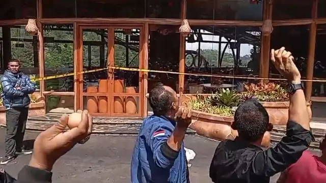 Kecewa Pemkab Bogor Pilih Kasih, Restoran Asep Stroberi Puncak Dilempari Telur Busuk - News berita69.org