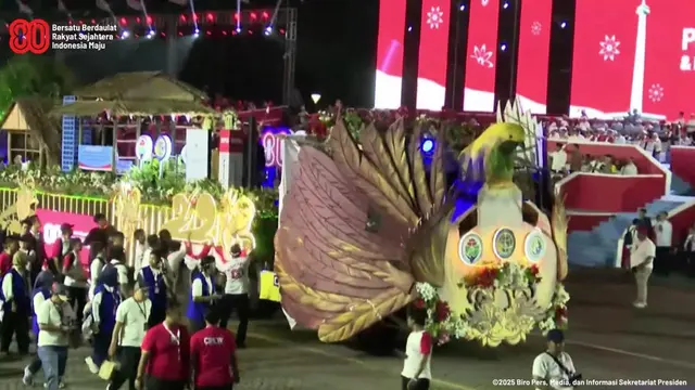 Kemeriahan Karnaval Kendaraan Hias di Malam HUT ke-80 RI, Warga Senang Dapat Hadiah - News berita69.org