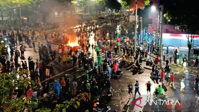 Kondisi Depan Mako Brimob Kwitang hingga Jumat Dini Hari: Massa Bertahan, Terdengar Letusan - News berita69.org