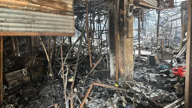 Ladang Rezeki Hangus Dilumat Api, Kisah Pilu Pedagang Pandangi Puing Sisa Kebakaran Taman Puring - News berita69.org