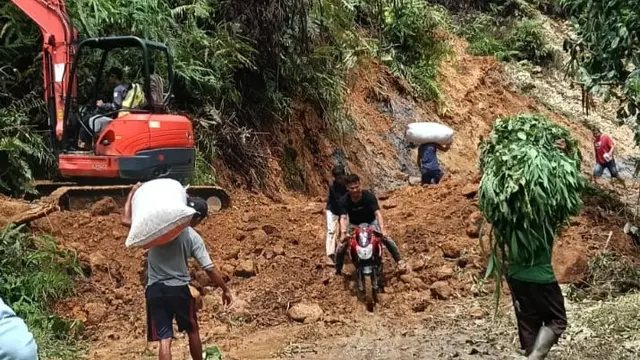 Lahan Longsor, Jalan Penghubung Desa di Sukajaya Bogor Terputus - News berita69.org