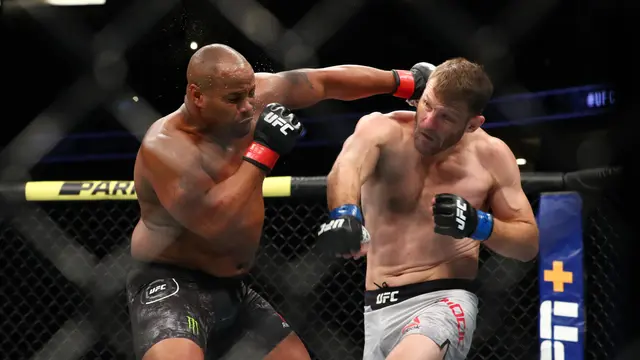 Legenda UFC Daniel Cormier: Khamzat Chimaev Cocok Sebagai Penantang Sabuk Kelas Menengah UFC - Bola berita69.org