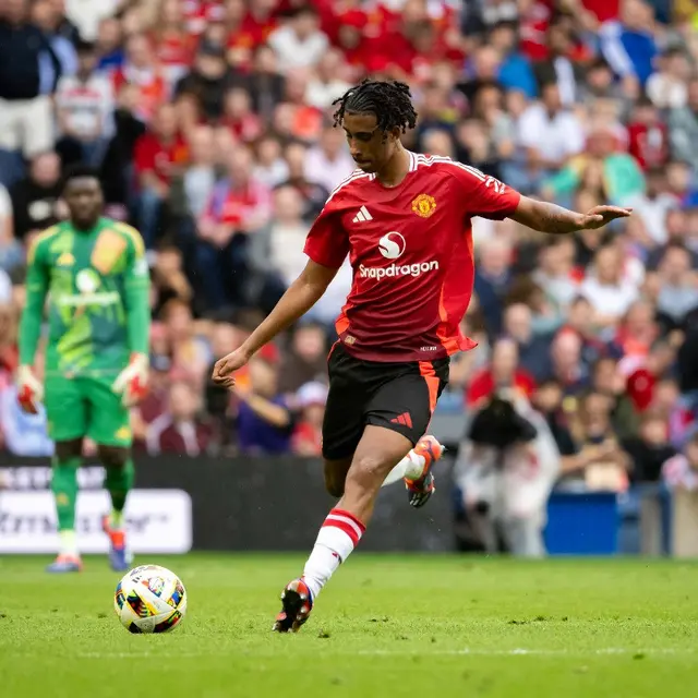 Leny Yoro Berlari Menuju Comeback, Wonderkid Manchester United Bidik Raksasa Inggris di Laga Debut - Bola berita69.org