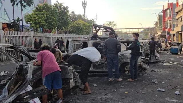 Massa Serang Polres Metro Jaktim dengan Batu dan Molotov, Sejumlah Kendaraan Terbakar - News berita69.org