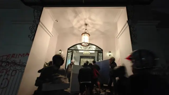 Melihat Ketika Massa Menjarah Membawa Barang dari Rumah Eko Patrio - News berita69.org