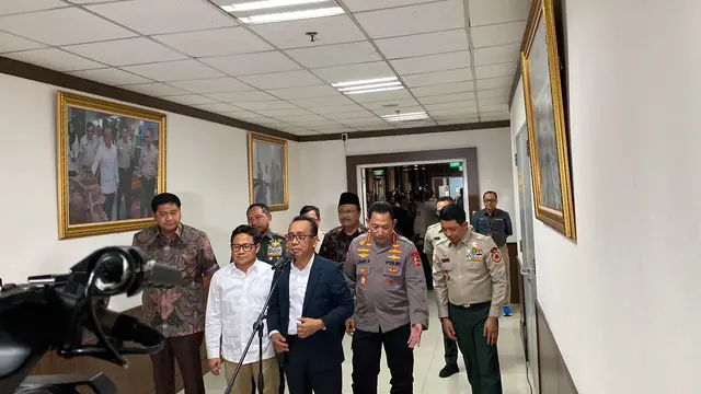 Menko PMK Pratikno Tinjau Progres Pembangunan Huntara bagi Penyintas Erupsi Gunung Lewotobi - News berita69.org