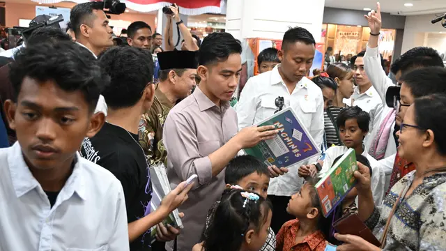 Momen Gibran Traktir Siswa Sekolah Rakyat dan Anak Yatim Saat Kunker ke Pontianak - News berita69.org