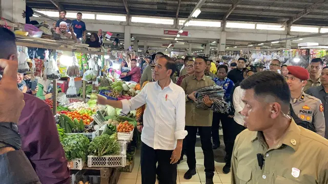 Momen Jokowi Blusukan ke Pasar Sanggam Adji Dilayas Berau, Bagi-bagi Kaos hingga Berswafoto - News berita69.org