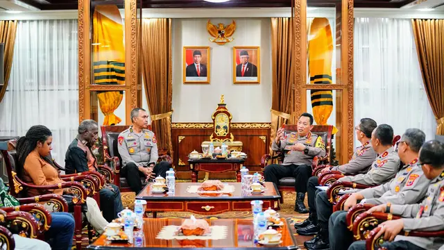 Momen Kapolri Temui Negosiator Pembebasan Pilot Susi Air Kapten Philip Mark Mehrtens - News berita69.org