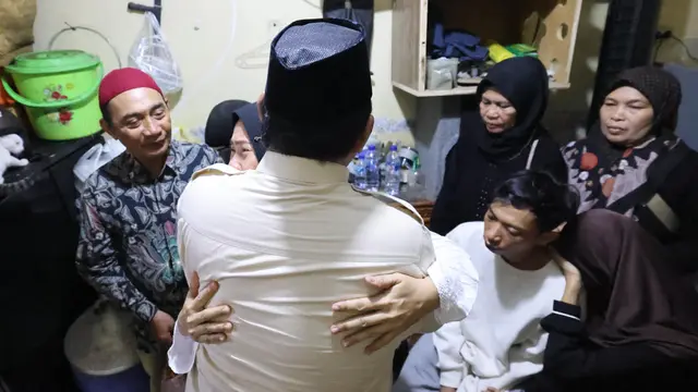 Momen Prabowo Peluk Orang Tua Affan Kurniawan Saat Melayat ke Rumah Duka - News berita69.org