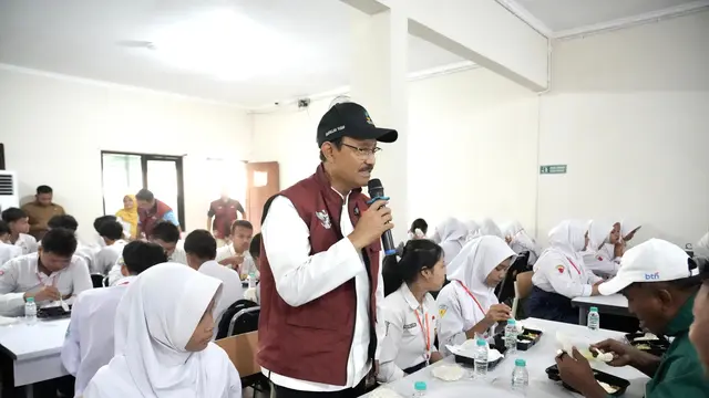 Momen Sarapan Siswa Pembelajaran Rakyat Surabaya Ditemani Gus Ipul - News berita69.org