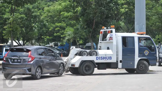 ParkirÂ Sembarangan Saat Libur Nataru, 33 Mobil di Kawasan MonasÂ Digembosi Petugas - News berita69.org