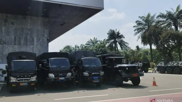 Pemandangan Gedung DPR Dipenuhi Kendaraan Militer usai Demo Besar di Jakarta - News berita69.org