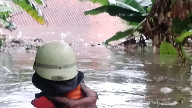 Penyelamatan Dramatis Pria di Bogor Terjebak Banjir di Atap Rumah - News berita69.org
