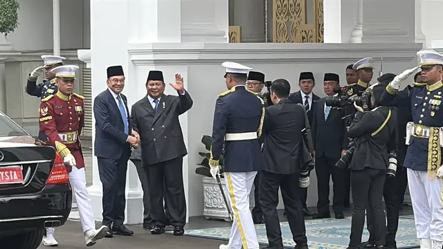 PM Malaysia Anwar Ibrahim Tiba di Istana, Langsung Disambut Presiden Prabowo - News berita69.org