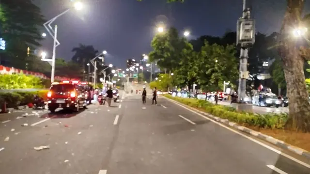Polisi Pukul Mundur Massa Aksi Tolak RUU Pilkada di Gedung DPR/MPR RI - News berita69.org