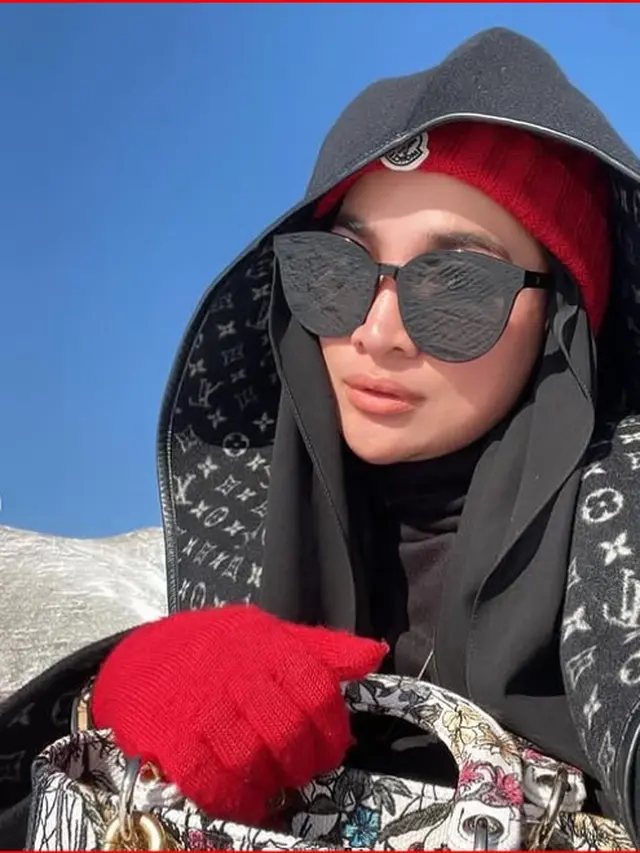 Potret Liburan Mewah Nursam Jhonlin Istri Haji Isam, Penampilannya Curi Perhatian - Hot berita69.org