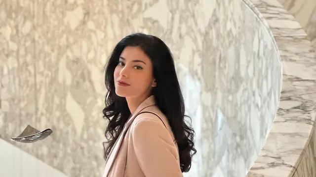 Potret Medina Dina sedang Liburan, Menawan Bak ABG di Usia 37 Tahun - Hot berita69.org