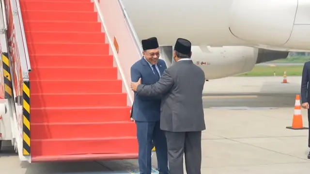 Prabowo Sambut Langsung Kedatangan PM Malaysia Anwar Ibrahim di Indonesia - News berita69.org
