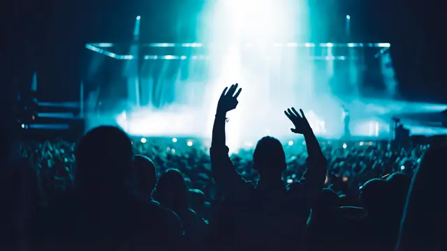 Pria Ini Jual Rumah Demi Beli Tiket Konser VIP, 6 Kursi Dipakai Sendiri - Hot berita69.org