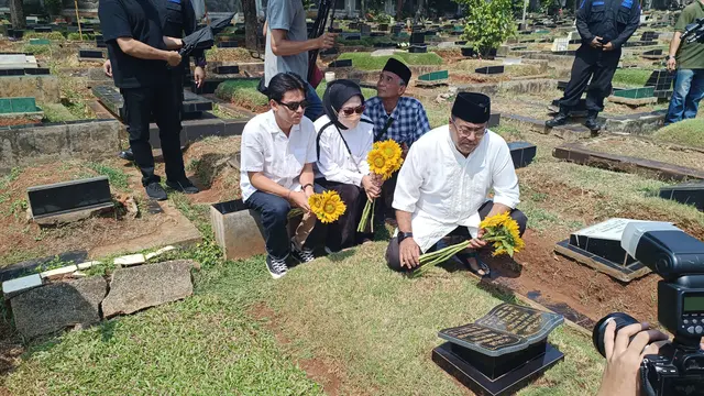Rano Karno Nyekar ke Makam Benyamin Sueb dan Aminah Cendrakasih, Bawa Bunga Matahari - Pemilu berita69.org