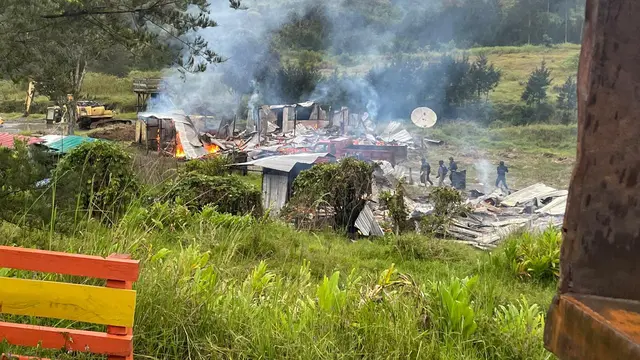 Satgas Damai Cartenz Kejar KKB Papua Pembakar Rumah Bupati dan Kantor Distrik - News berita69.org